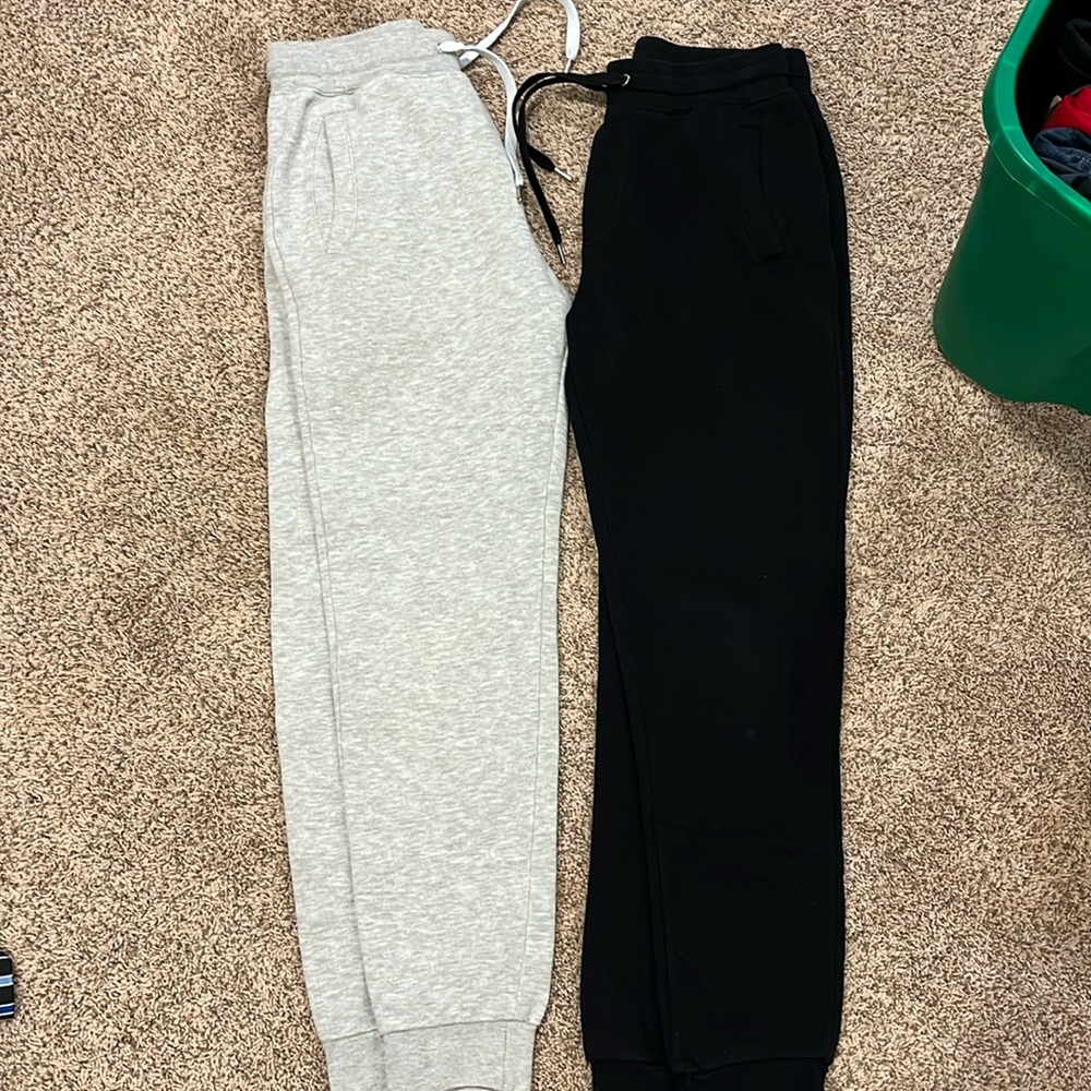 Set of 2 Forever 21 jogger sweatpants Men’s Small Black and Gray Heather